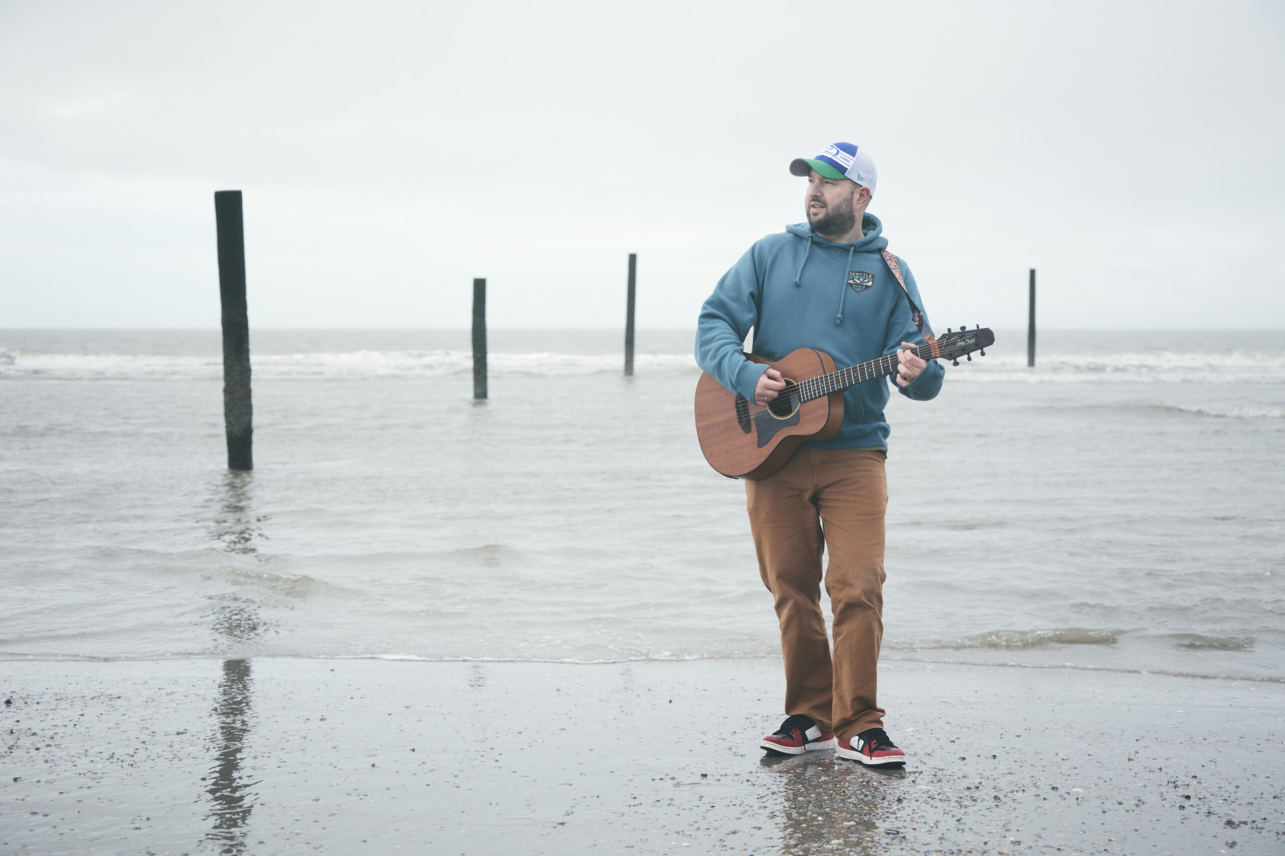 Sebastian Caspar mit Gitarre am Meer