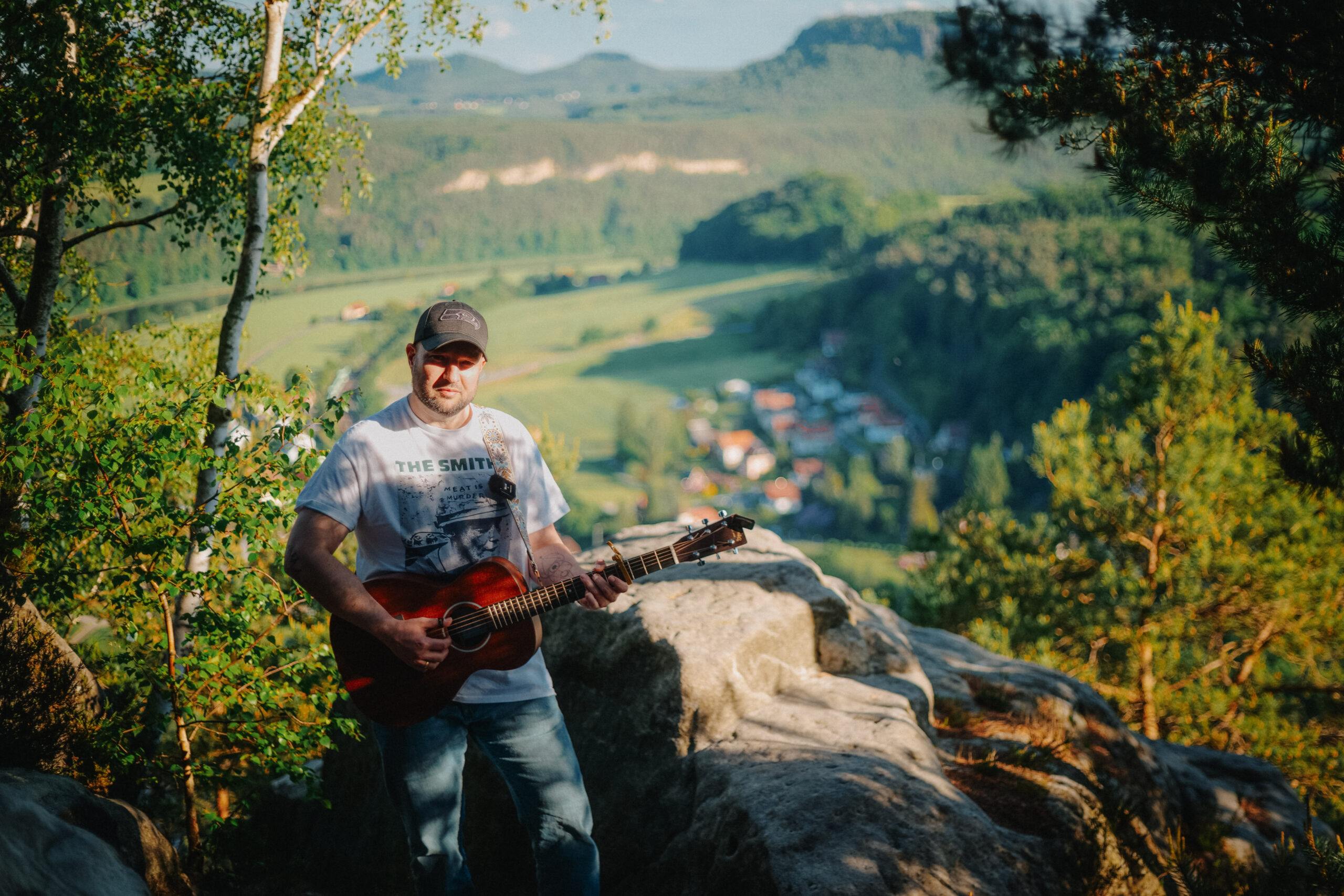 Sebastian Caspar mit Gitarre in der Sächsischen Schweiz